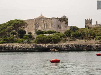 Furono infine i Cavalieri di Malta a trasformarlo in castello vero e proprio, con tanto di cinta muraria e fossato. Si tratta infatti di una struttura fortificata, a pianta rettangolare, su cui fanno capolino alcune torrette che ruotano attorno al cortile interno